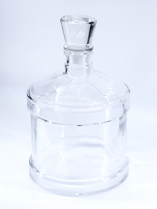 晶白玻璃圆酒瓶