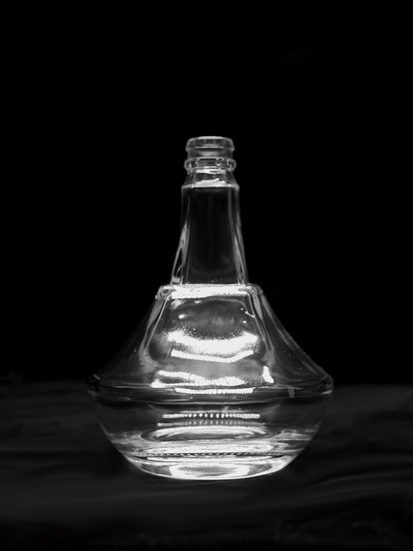 晶白料玻璃酒瓶图片